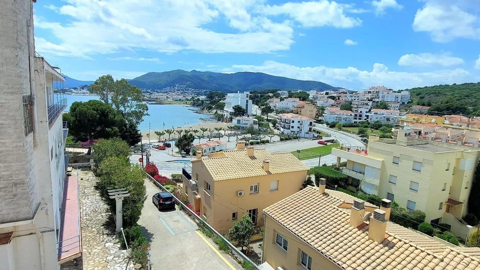 Atico En Grifeu, Llanca: Terraza, Playa A 100M, 1 Habitacion, Admite Mascotas - Es-170-91 0*,