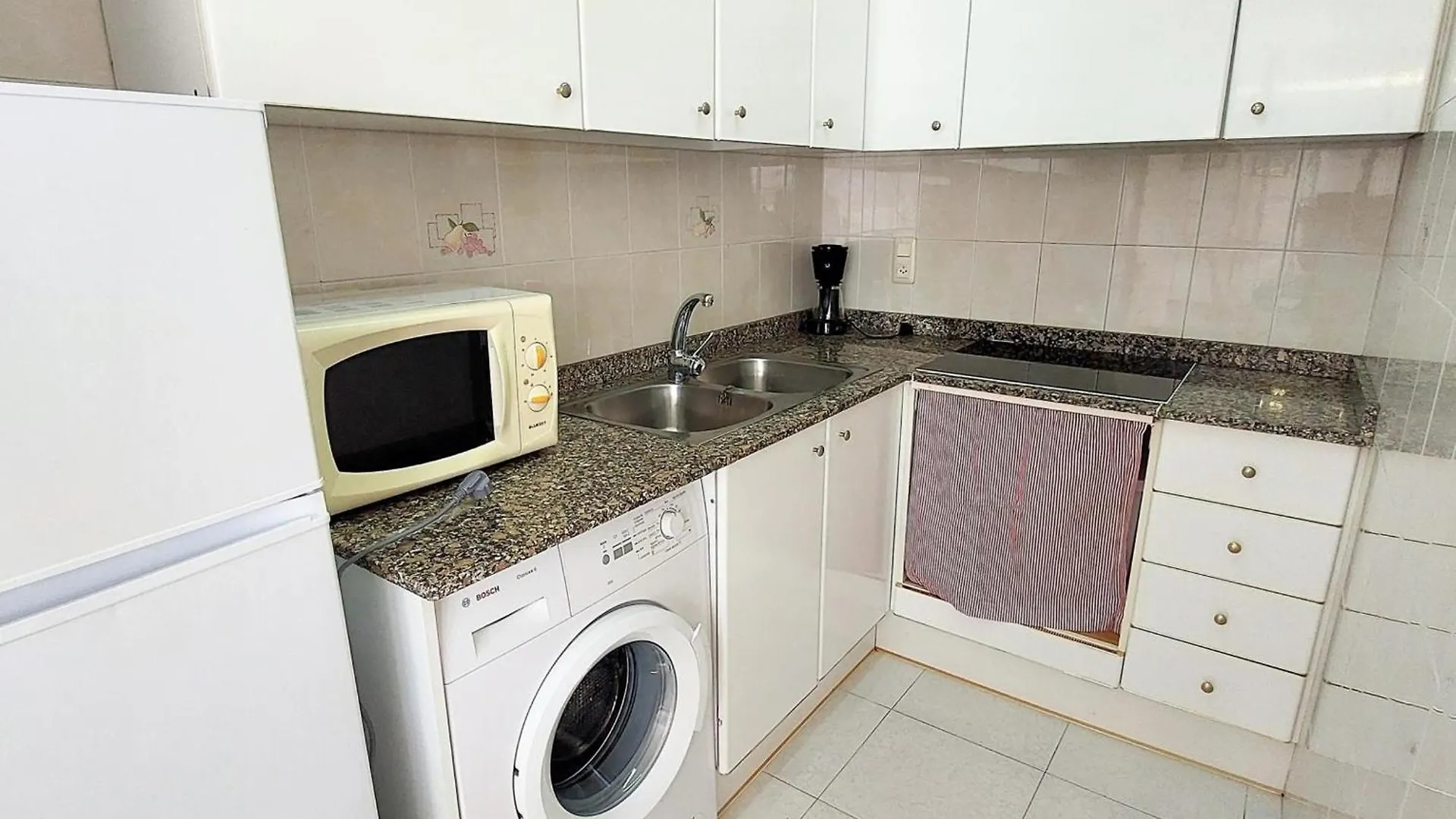Atico En Grifeu, Llanca: Terraza, Playa A 100M, 1 Habitacion, Admite Mascotas - Es-170-91 0*, Llanca Spain