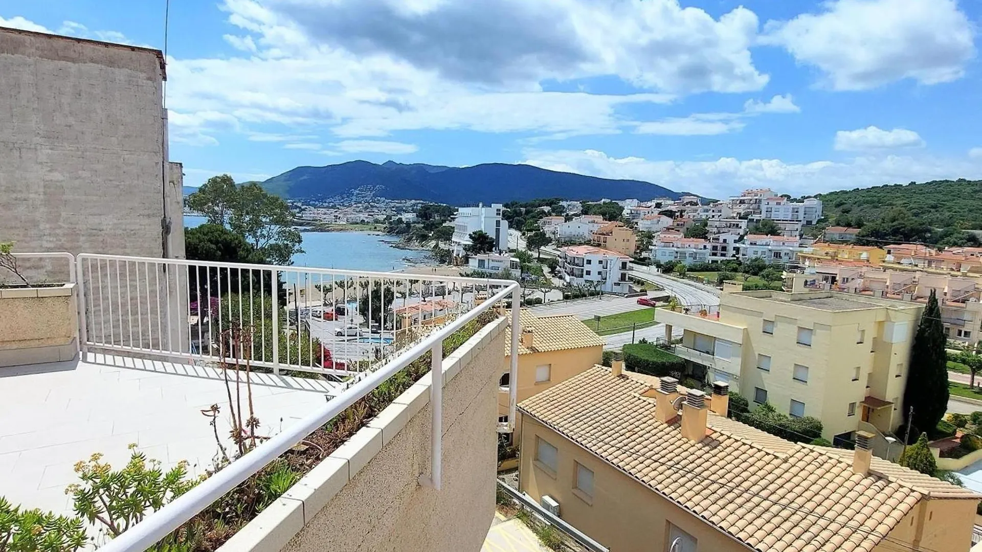 Atico En Grifeu, Llanca: Terraza, Playa A 100M, 1 Habitacion, Admite Mascotas - Es-170-91 Llanca