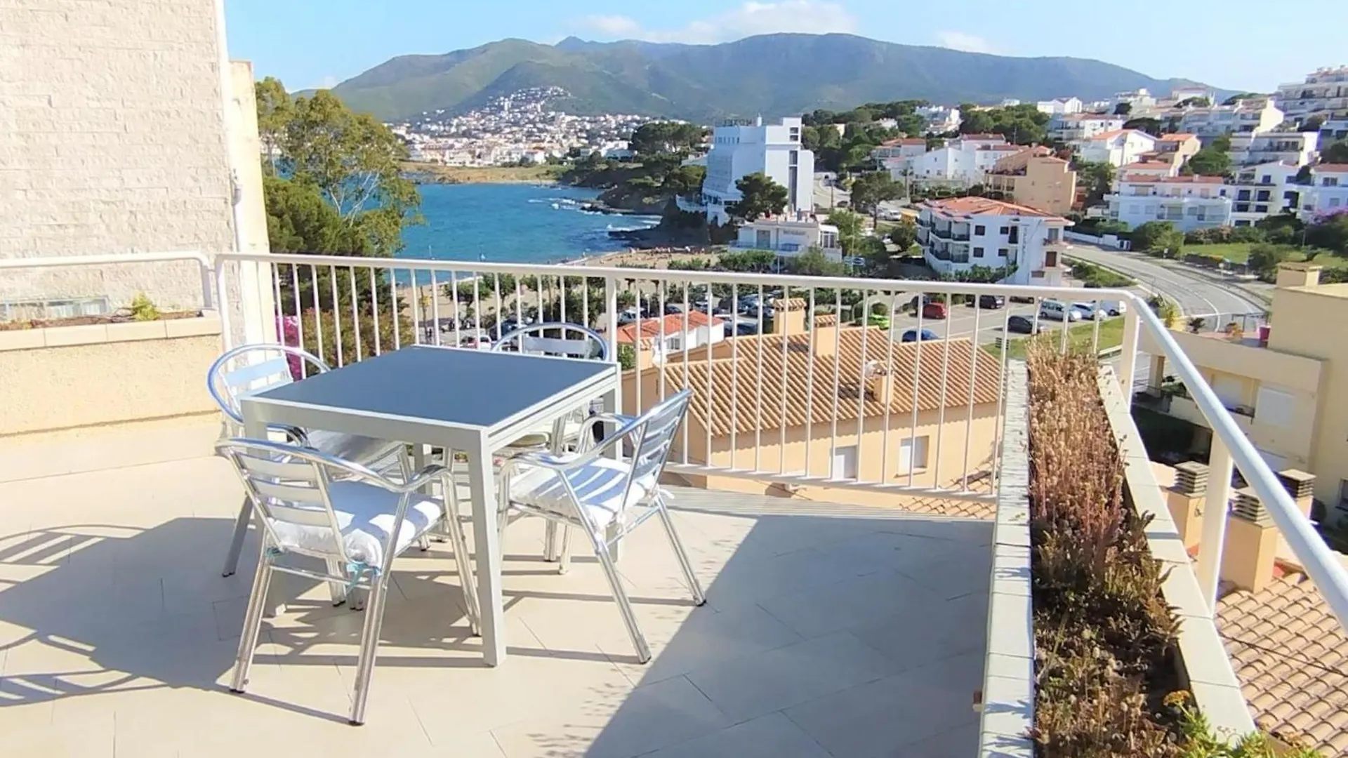 Atico En Grifeu, Llanca: Terraza, Playa A 100M, 1 Habitacion, Admite Mascotas - Es-170-91